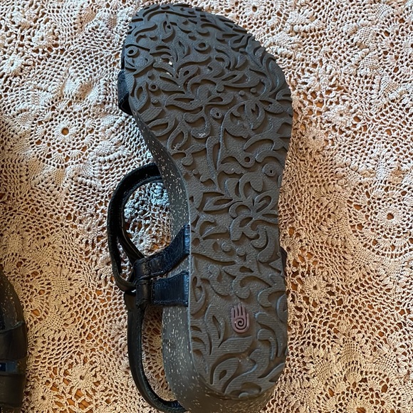 Teva size 8 black sandals - Picture 5 of 5